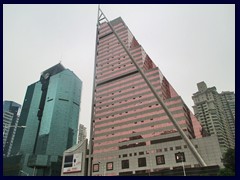 Shenzhen Development Bank from 1996 is not only one of the first, but also most significant skyscrapers along Shennan Road. To the left is the Stock Exchange.